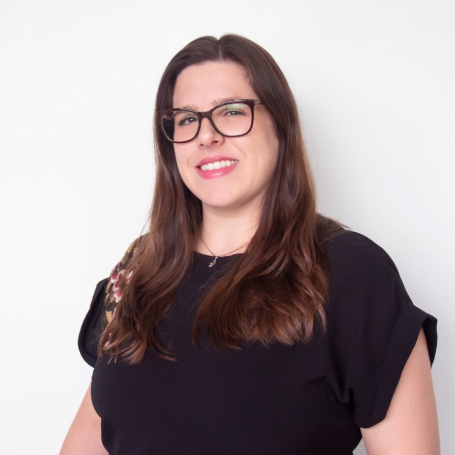 Foto de Luisa Vendruscolo, com cabelos longos e castanhos, sorrindo e olhando diretamente para a câmera.